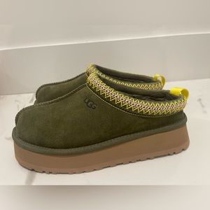 Brand new with box never been worn Ugg Taz burnt olive green platform slip ons